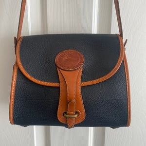 Vintage Dooney and Bourke leather adjustable strap purse.